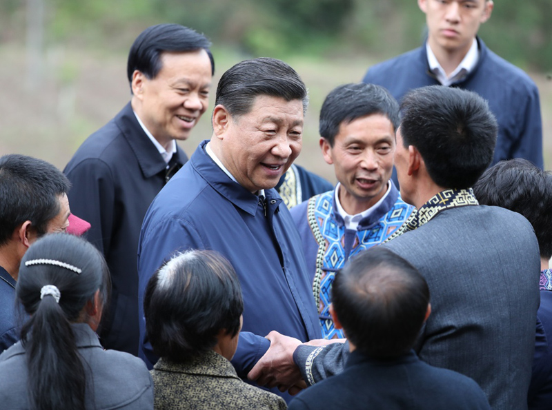 2019年4月15日至17日，中共中央總書記、國家主席、中央軍委主席習近平在重慶考察，并主持召開解決“兩不愁三保障”突出問題座談會。這是4月15日下午，習近平在石柱土家族自治縣中益鄉(xiāng)華溪村同村民親切交流。新華社記者 丁海濤 攝