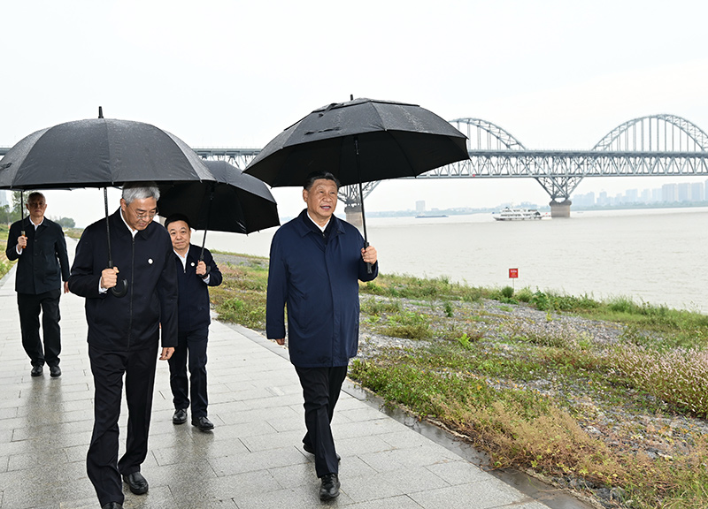2023年10月10日至13日，中共中央總書記、國家主席、中央軍委主席習近平在江西考察。這是10日下午，習近平在長江國家文化公園九江城區(qū)段考察時，冒雨沿江堤步行察看沿岸風貌。新華社記者 謝環(huán)馳 攝