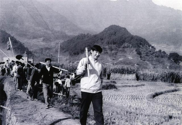 1989年12月2日，時(shí)任中共寧德地委書記的習(xí)近平帶領(lǐng)地直機(jī)關(guān)千余名干部到寧德縣南漈水利工地參加清溝排障修整水渠勞動(dòng)。新華社發(fā)