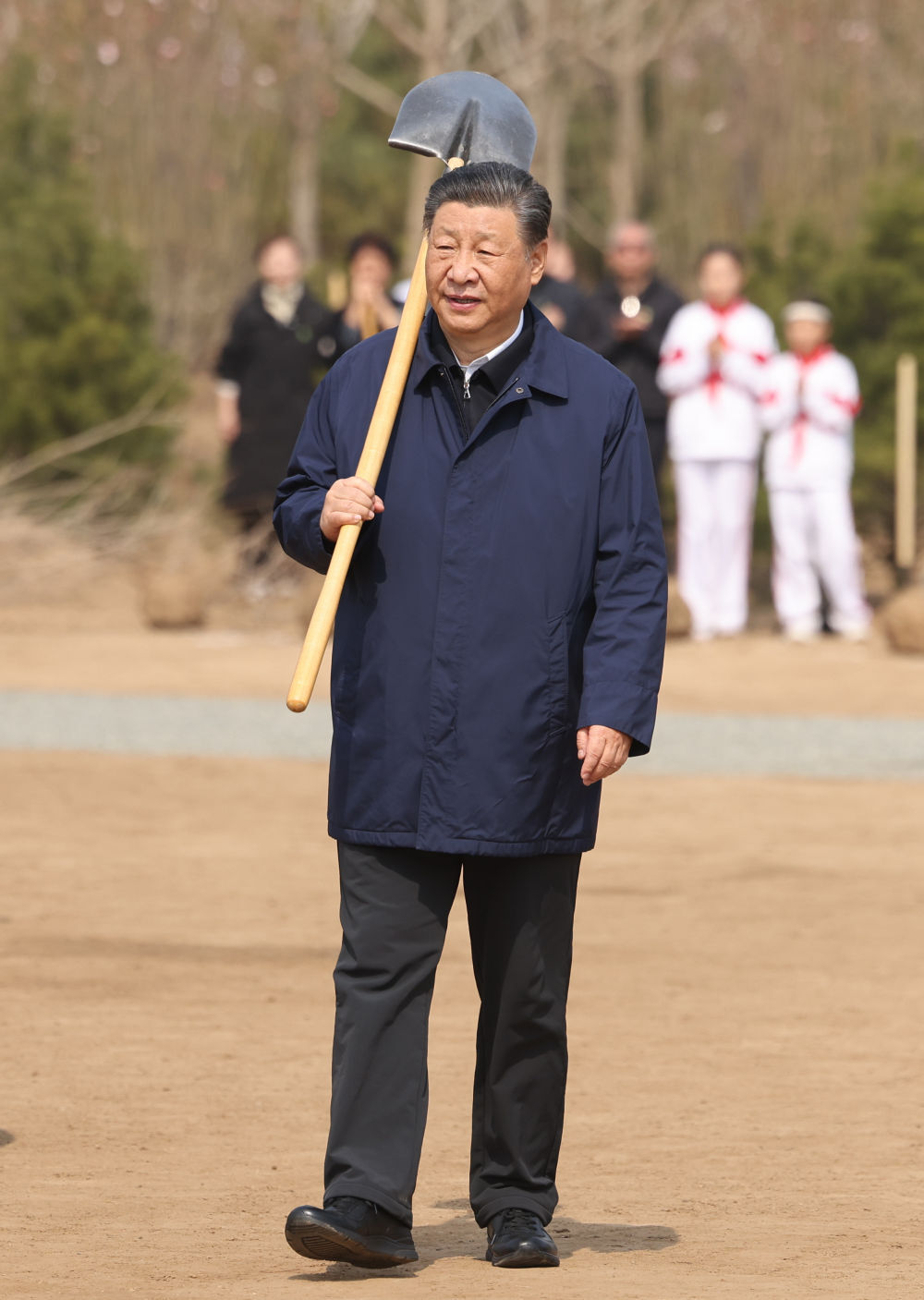 2024年4月3日，黨和國家領(lǐng)導(dǎo)人習(xí)近平、李強(qiáng)、趙樂際、王滬寧、蔡奇、丁薛祥、李希、韓正等來到北京市通州區(qū)潞城鎮(zhèn)參加首都義務(wù)植樹活動(dòng)。這是習(xí)近平扛起鐵鍬走向植樹地點(diǎn)。新華社記者 龐興雷 攝