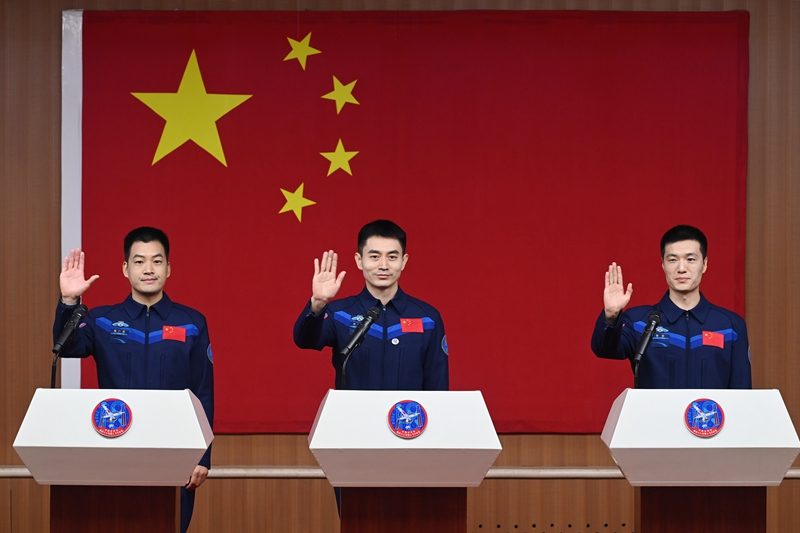 2024年月24日，神舟十八號載人飛行任務航天員葉光富（中）、李聰（右）、李廣蘇在酒泉衛(wèi)星發(fā)射中心問天閣與媒體記者集體見面。