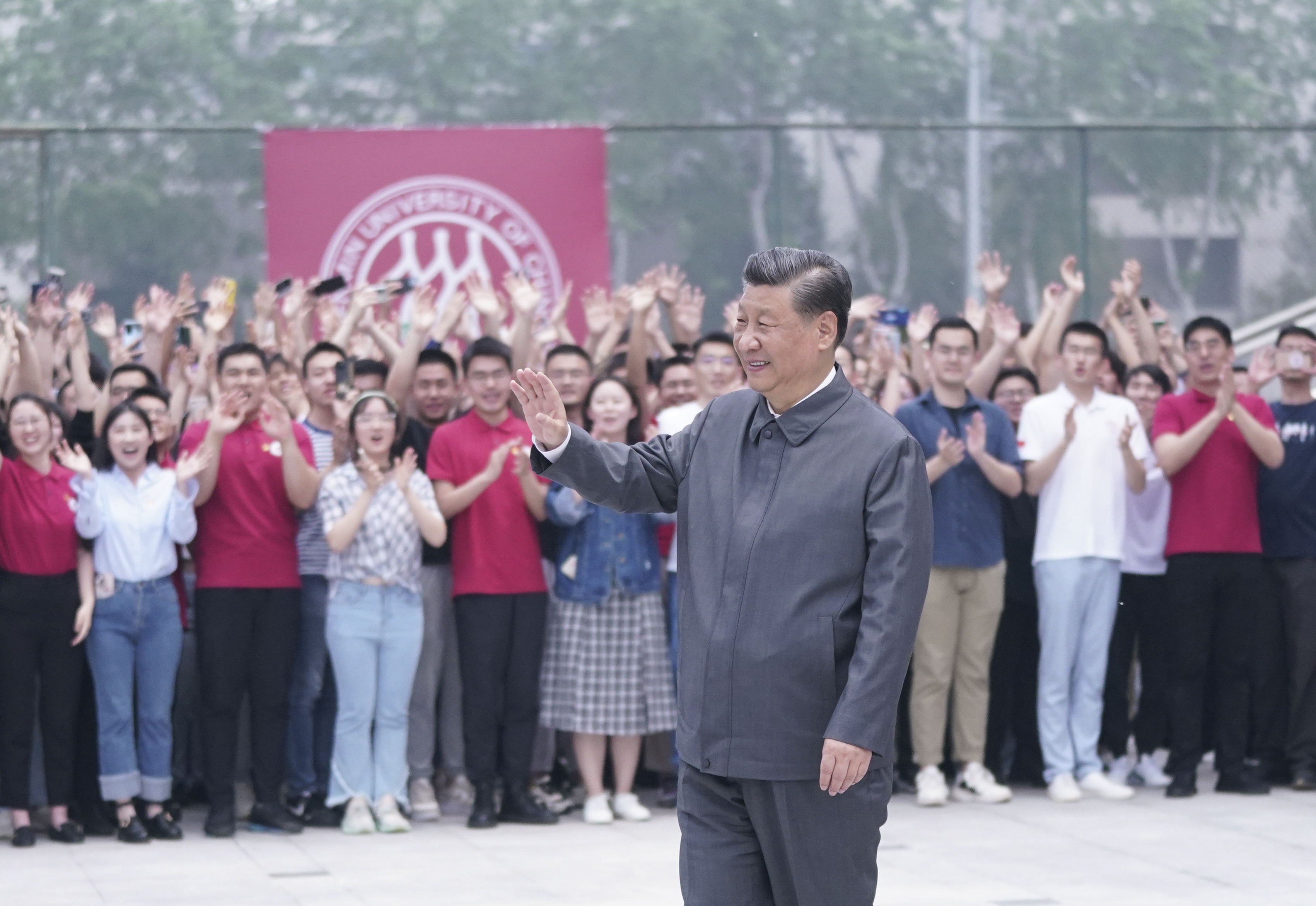 2022年4月25日，習(xí)近平總書記來到中國人民大學(xué)考察調(diào)研。這是習(xí)近平向師生們揮手致意。
