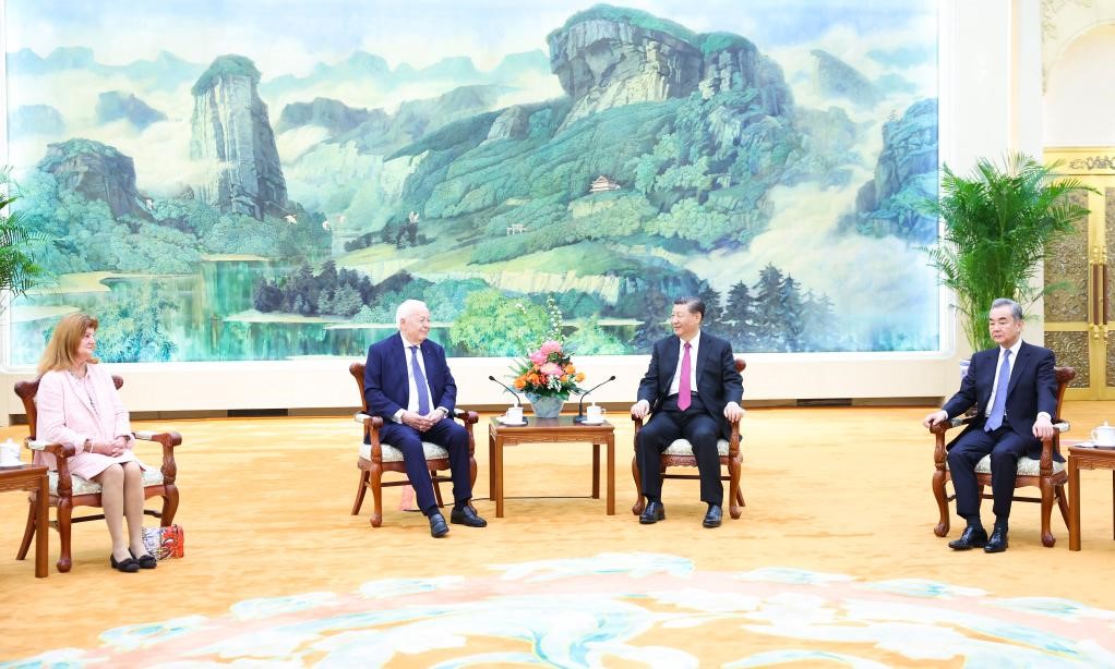 2024年4月8日，國家主席習(xí)近平在北京人民大會(huì)堂會(huì)見法國梅里?；饡?huì)主席梅里埃夫婦。新華社記者 黃敬文 攝