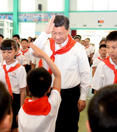 2014年5月30日，習(xí)近平總書(shū)記來(lái)到北京市海淀區(qū)民族小學(xué)，參加慶?！傲弧眹?guó)際兒童節(jié)活動(dòng)。