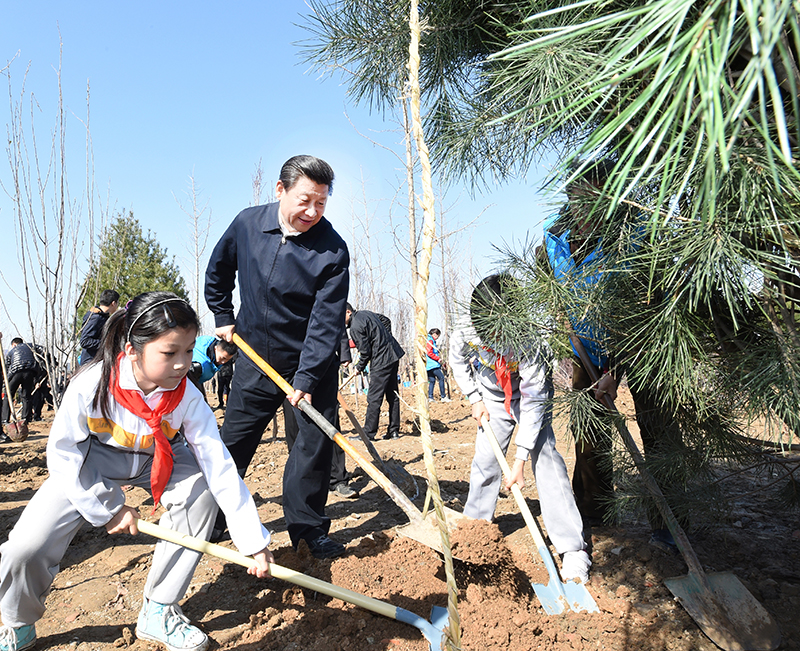 2015年4月3日，習(xí)近平總書(shū)記同大家一起植樹(shù)。