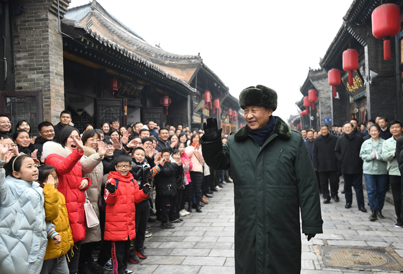 2022年1月27日，習近平總書記在平遙古城向現(xiàn)場群眾揮手致意。