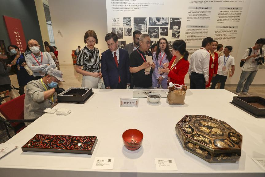 2023年5月28日，北京，推光漆器匠人為駐華使節(jié)展示技藝。