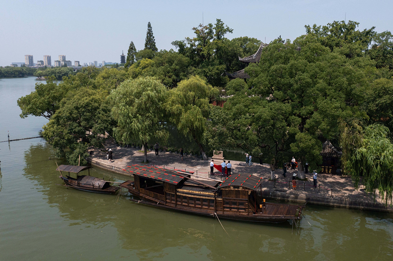 2022年7月27日，南湖紅船?？吭谡憬〖闻d市南湖旅游區(qū)的湖心島旁。