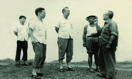 1978年8月，習(xí)仲勛（左三）在廣東惠陽(yáng)農(nóng)村調(diào)研。在清華大學(xué)讀書的習(xí)近平（左一）利用暑假時(shí)間參加社會(huì)實(shí)踐，隨同父親一起下鄉(xiāng)。