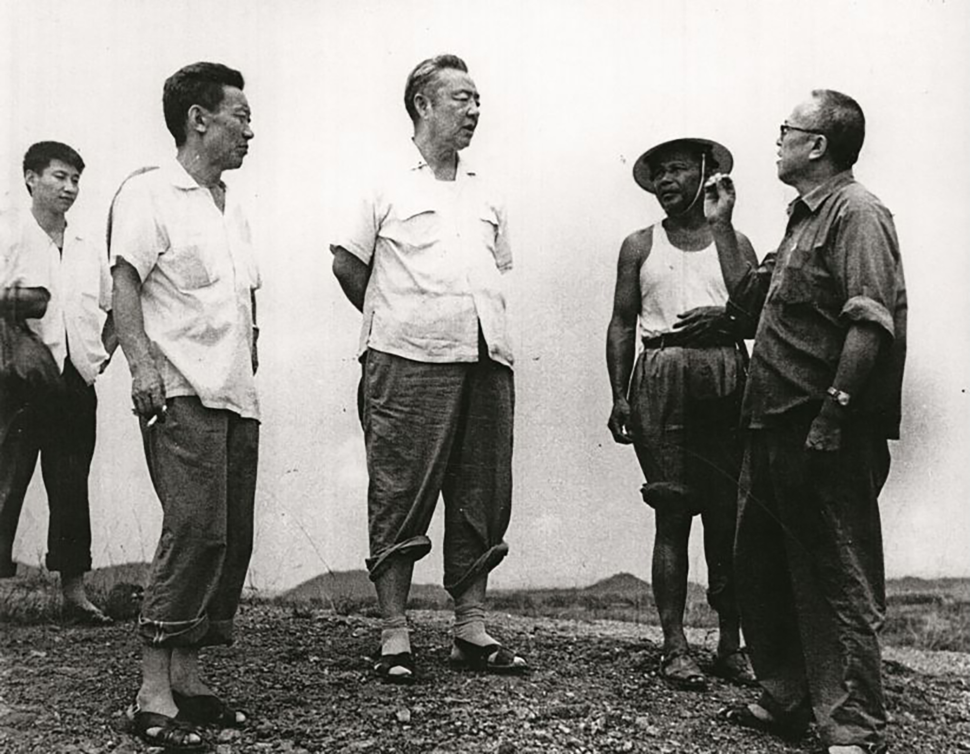 1978年8月5日，習仲勛（中）在廣東惠陽地區(qū)調(diào)研。左二為廣東省委農(nóng)村工作部副部長杜瑞芝，右一為惠陽地委書記李富林。 左一為當時正在清華大學暑期的習近平。