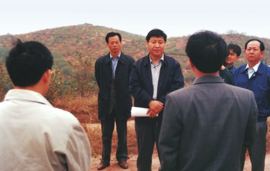 1999年11月，習(xí)近平在龍巖市長(zhǎng)汀縣河田水土流失治理區(qū)調(diào)研。圖源：《習(xí)近平在福建（下）》