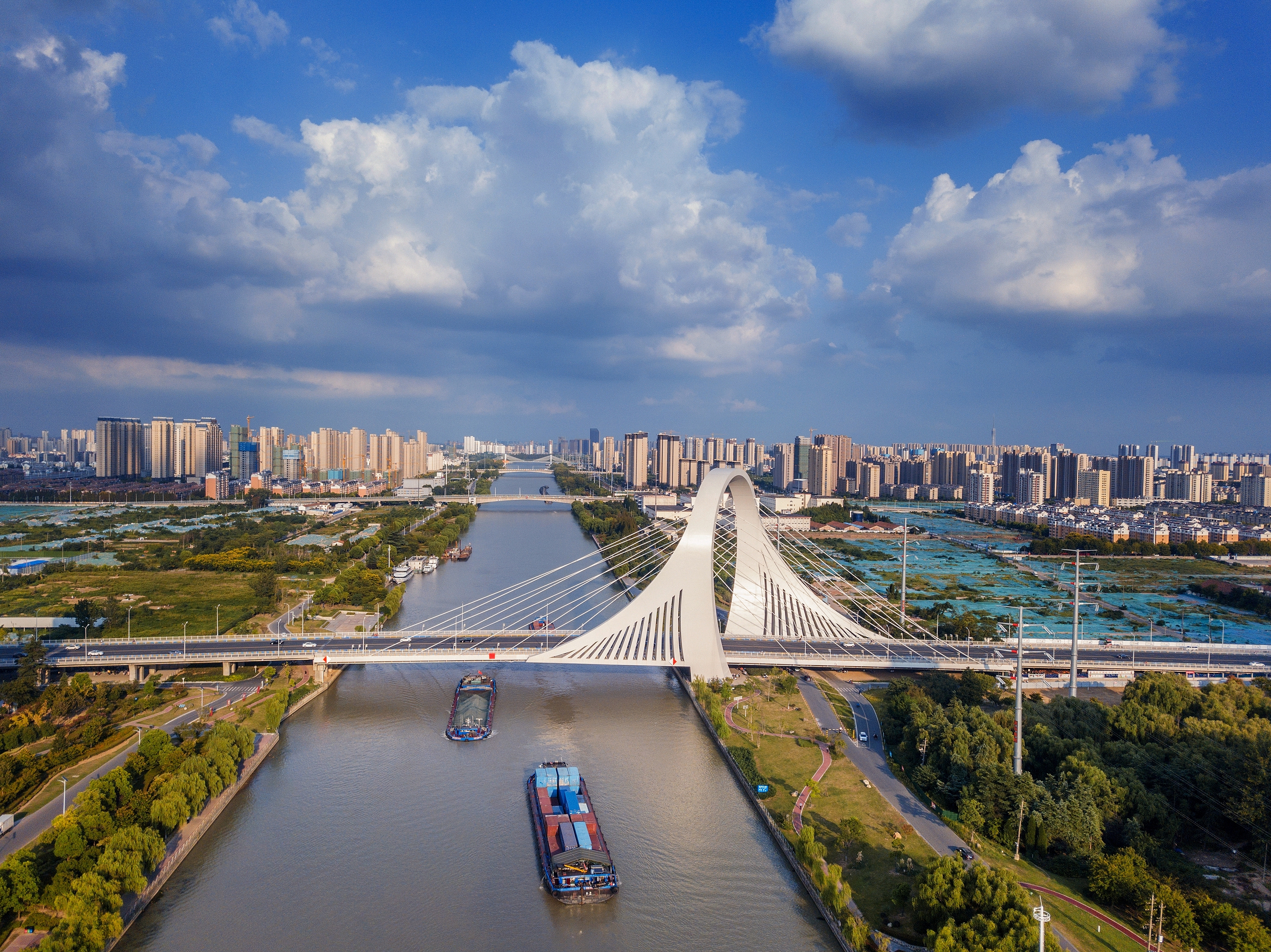 2022年9月12日，幾艘船舶行駛在江蘇淮安運河大橋附近。