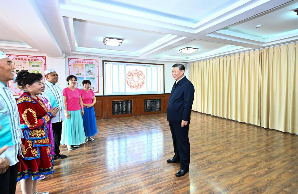 6月19日下午，習(xí)近平總書記在銀川市金鳳區(qū)長城花園社區(qū)活動室考察時，同社區(qū)居民親切交流。