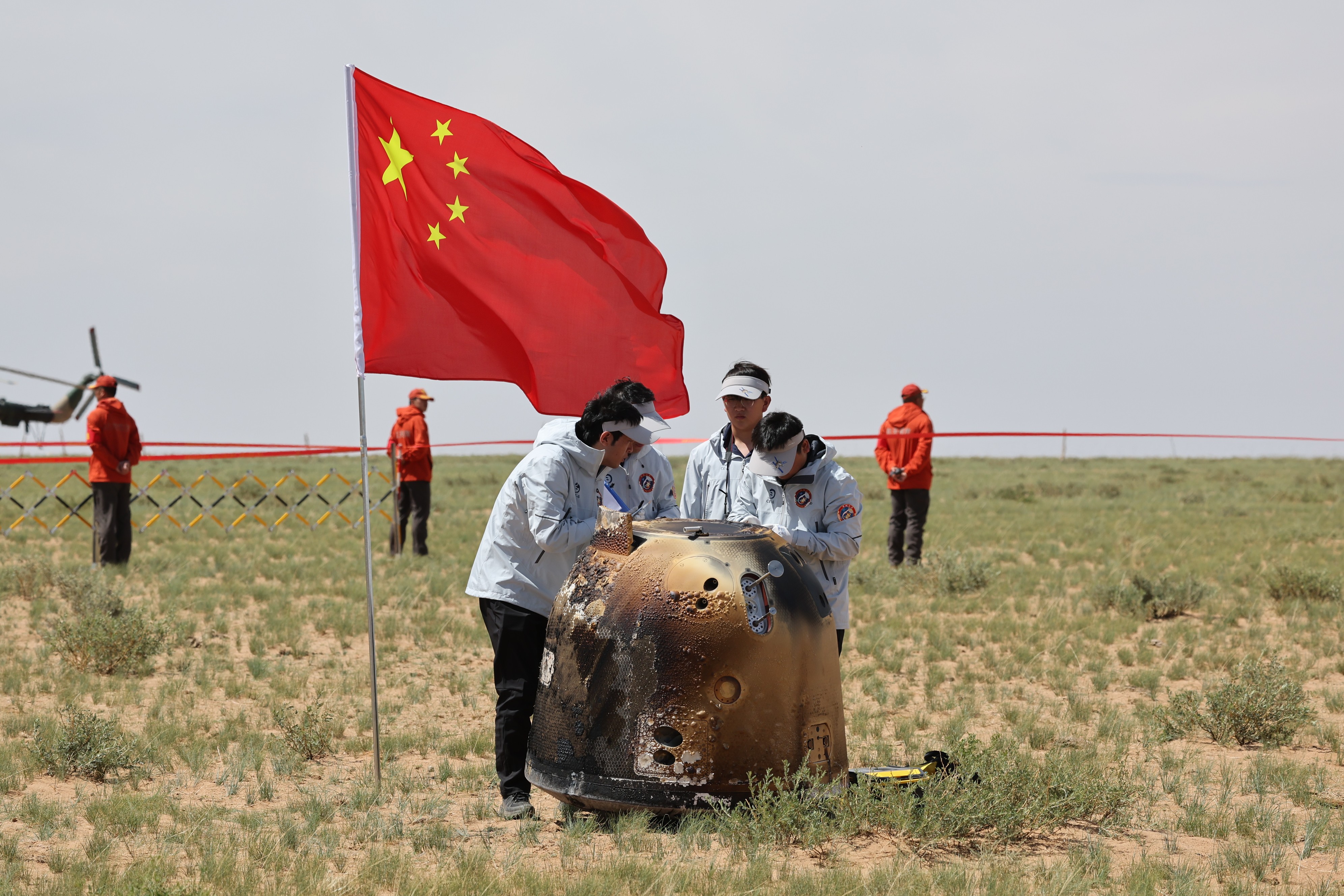 6月25日拍攝的嫦娥六號返回器回收現(xiàn)場。