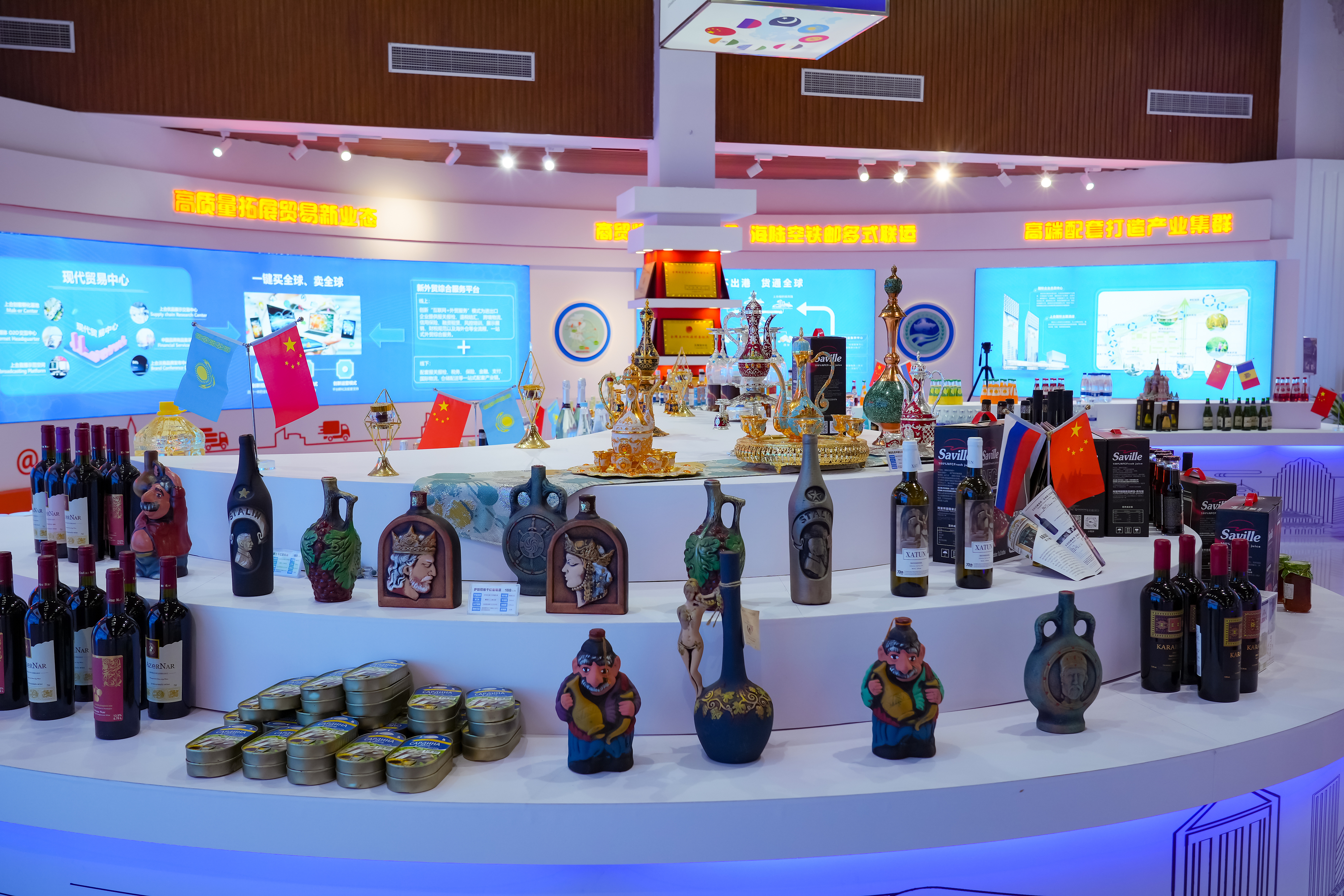 2022年10月19日，青島，上合示范區(qū)展出的上合國家特色商品。