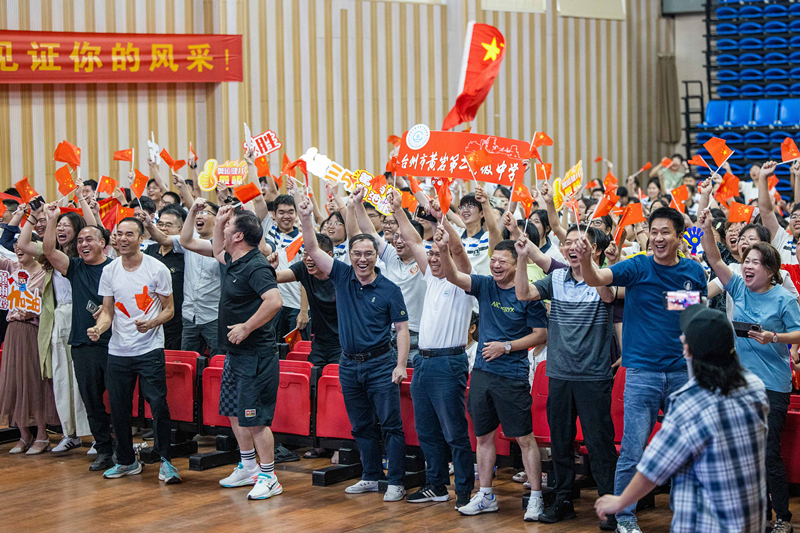 北京時(shí)間7月27日，2024年巴黎奧運(yùn)會(huì)首個(gè)比賽日，在射擊10米氣步槍混合團(tuán)體比賽中，中國(guó)選手黃雨婷/盛李豪獲得金牌。圖為黃雨婷的母校師生們通過收看奧運(yùn)直播的方式為她加油助威。