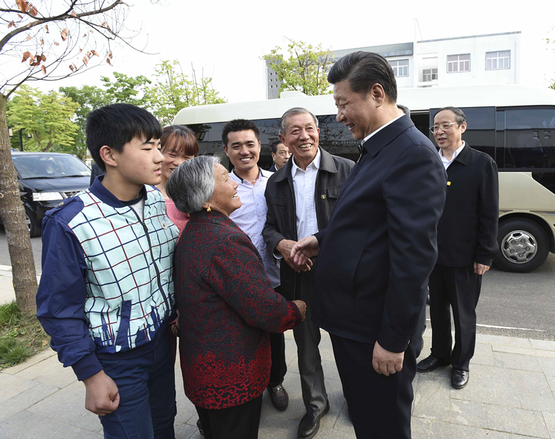 2016年4月25日，習(xí)近平在安徽省滁州市鳳陽(yáng)縣小崗村看望當(dāng)年大包干帶頭人嚴(yán)金昌（右三）一家。