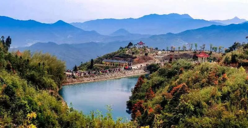 圖為游客們到軍營村七彩池欣賞美景。廈門市委宣傳部供圖