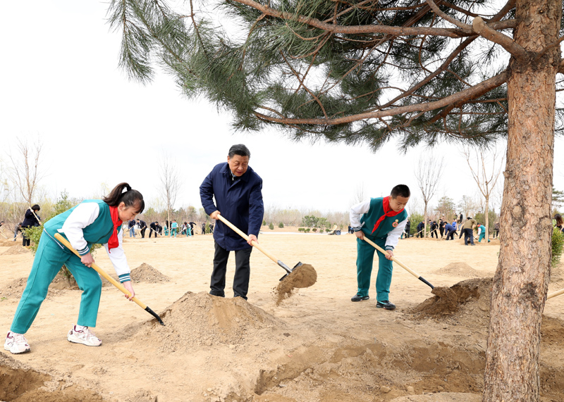 2022年3月，習(xí)近平總書記來(lái)到北京市大興區(qū)黃村鎮(zhèn)參加首都義務(wù)植樹活動(dòng)，同大家一起植樹。新華社記者 黃敬文 攝