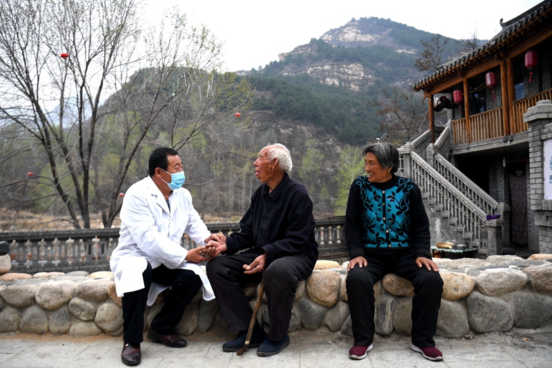 2020年4月15日，在河北阜平縣龍泉關(guān)鎮(zhèn)駱駝灣村，村醫(yī)霍建國(guó)為村民把脈。