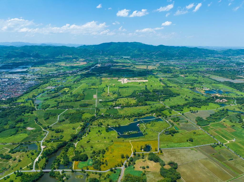 2024年7月4日拍攝的杭州良渚古城遺址公園全景（無人機照片）。新華社記者 江漢 攝