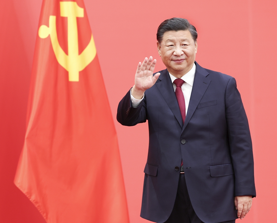 2022年10月23日，習(xí)近平在北京人民大會堂同采訪中共二十大的中外記者親切見面。