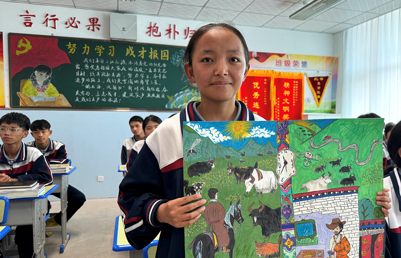 果洛西寧民族中學(xué)學(xué)生尼東拉毛在主題思政課上展示表現(xiàn)現(xiàn)代化家鄉(xiāng)的作品。
