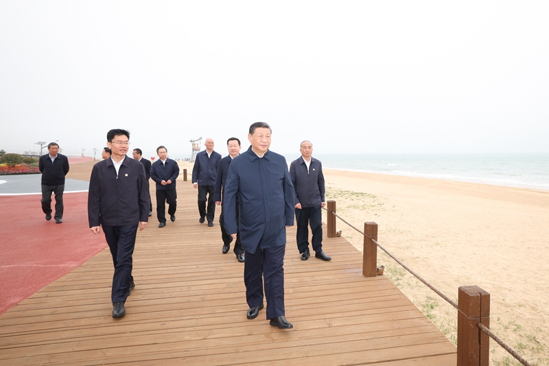 2024年5月22日，習(xí)近平總書記在山東日照陽光海岸綠道考察。