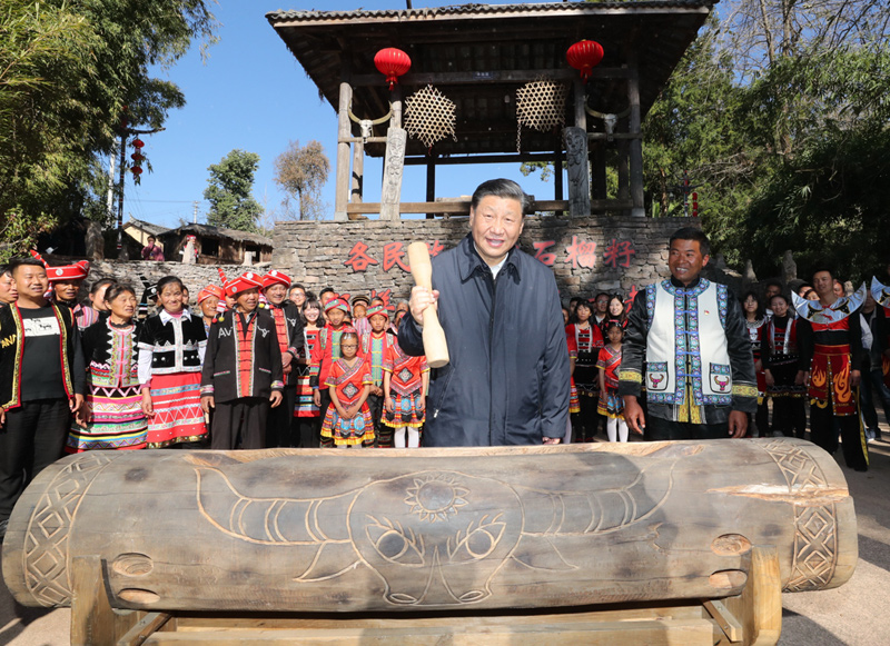 2020年1月19日，習(xí)近平總書記在云南省騰沖市清水鄉(xiāng)三家村中寨司莫拉佤族村廣場(chǎng)上，敲響三聲佤族木鼓，祝福來年風(fēng)調(diào)雨順、國(guó)泰民安。