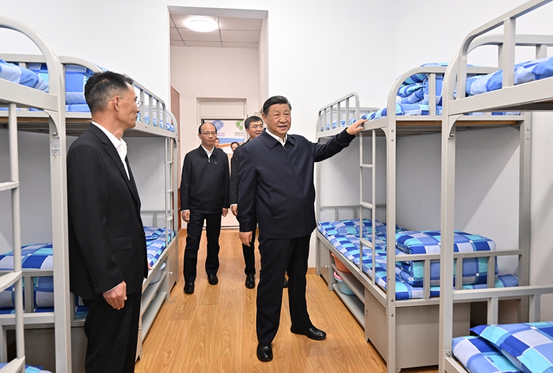 2024年6月18日下午，習(xí)近平總書記在青海果洛西寧民族中學(xué)宿舍樓察看學(xué)生住宿條件。
