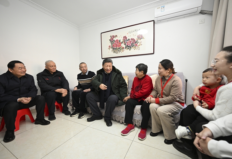 2025年1月23日上午，習(xí)近平總書記在遼寧沈陽大東區(qū)長安街道長安小區(qū)考察時，走進居民郎素蘭家中看望。