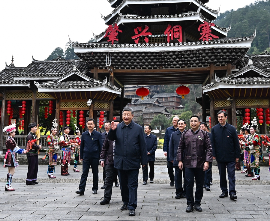 2025年3月17日下午，習近平在黔東南州黎平縣肇興侗寨考察時，在寨門口向身著民族盛裝歡迎的村民揮手致意。新華社記者 燕雁 攝