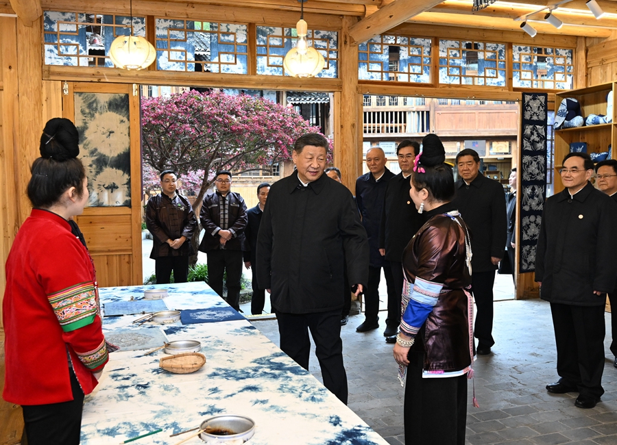 2025年3月17日下午，習近平在黔東南州黎平縣肇興侗寨侗鄉(xiāng)特色產業(yè)基地考察。新華社記者 謝環(huán)馳 攝