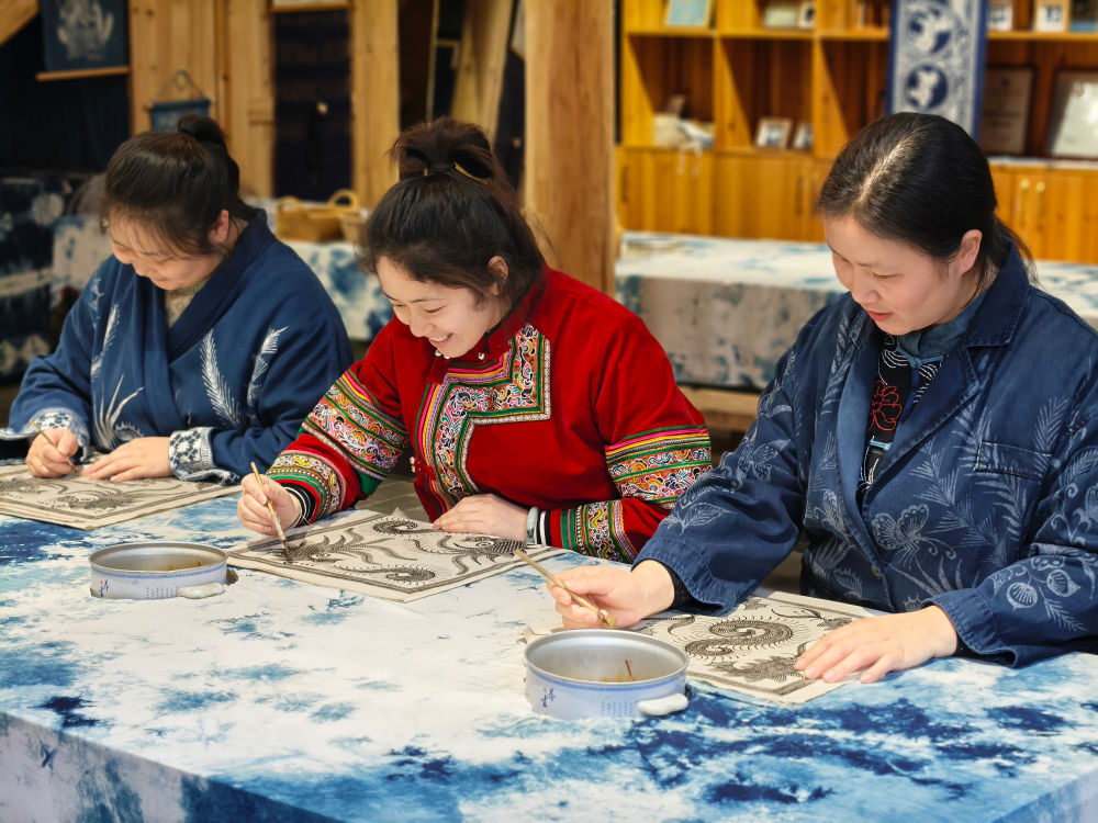 2025年3月14日，村民在肇興侗寨內制作蠟染。圖片來源：新華社