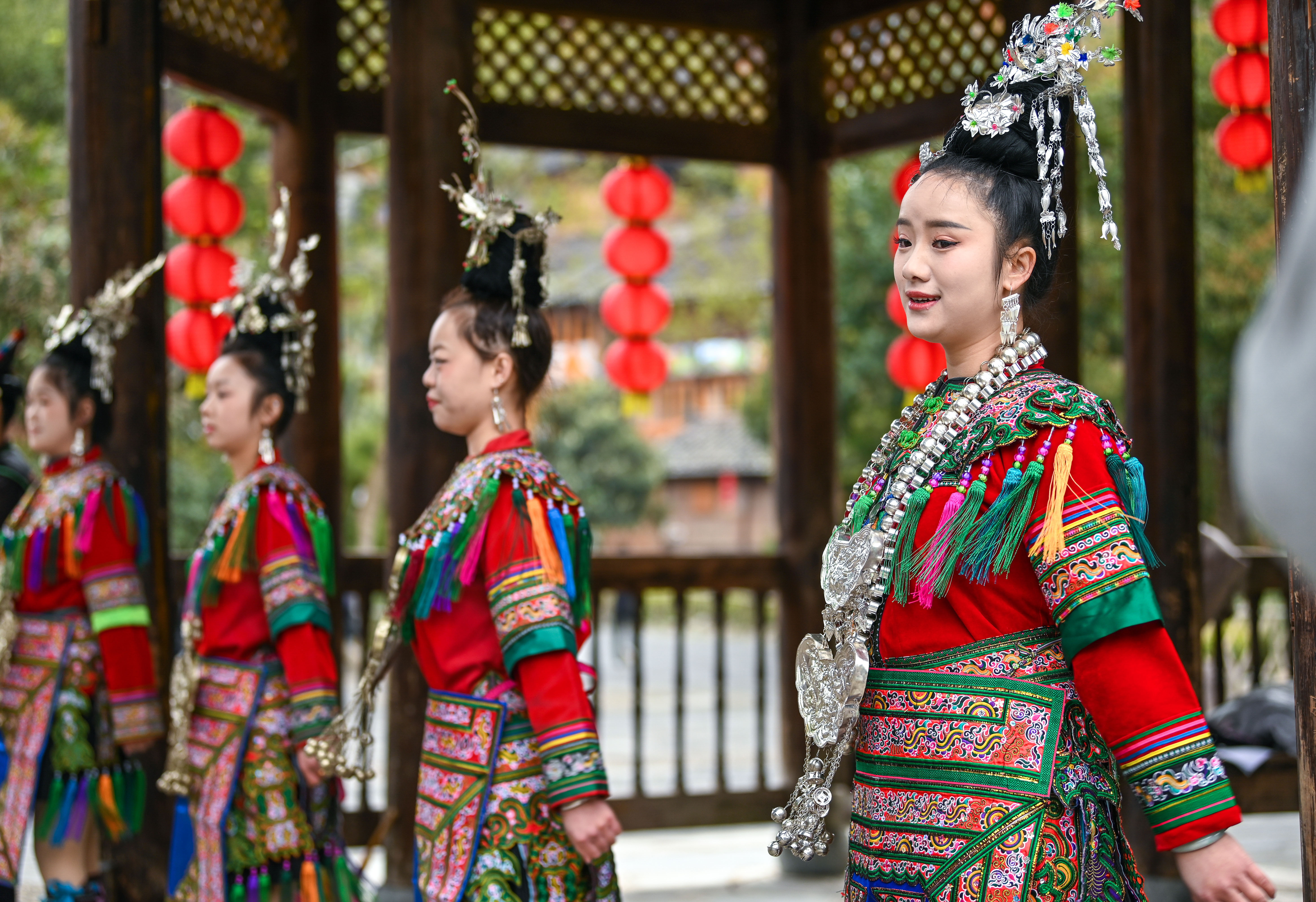  2025年3月18日，侗族群眾在貴州省黎平縣肇興侗寨給游客演唱侗族大歌。