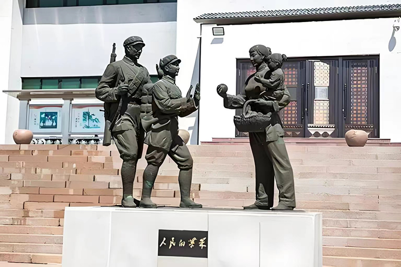 錦州蘋果廉政文化展覽館前的《人民的蘋果》主題雕塑。（由遼沈戰(zhàn)役紀念館供圖）
