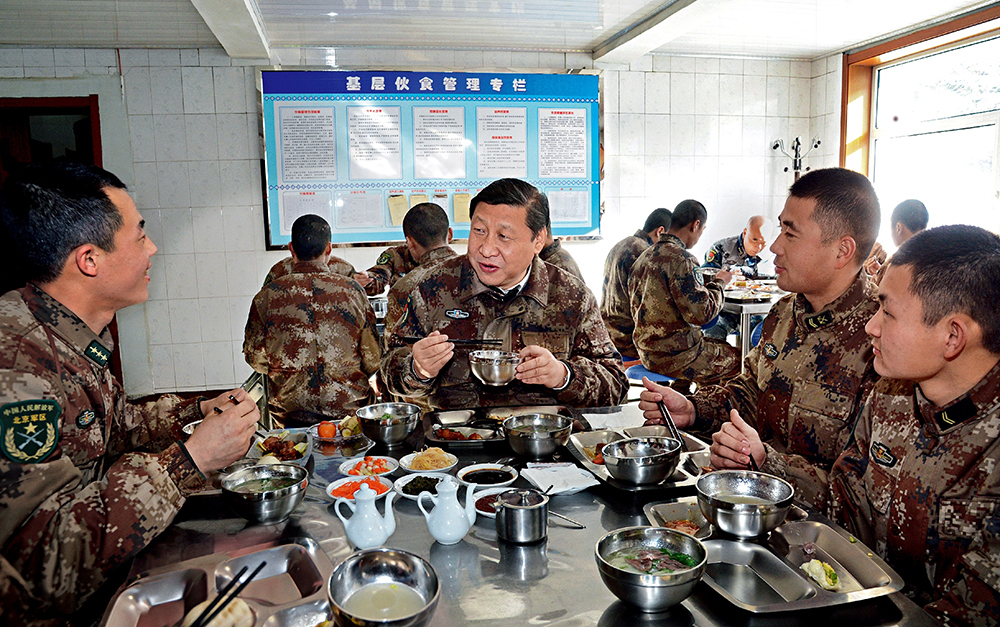2014年1月26日，習(xí)近平主席專程來到內(nèi)蒙古軍區(qū)邊防某部，親切看望慰問戍邊官兵。這是在連隊(duì)食堂，習(xí)近平主席同戰(zhàn)士們一起用餐。