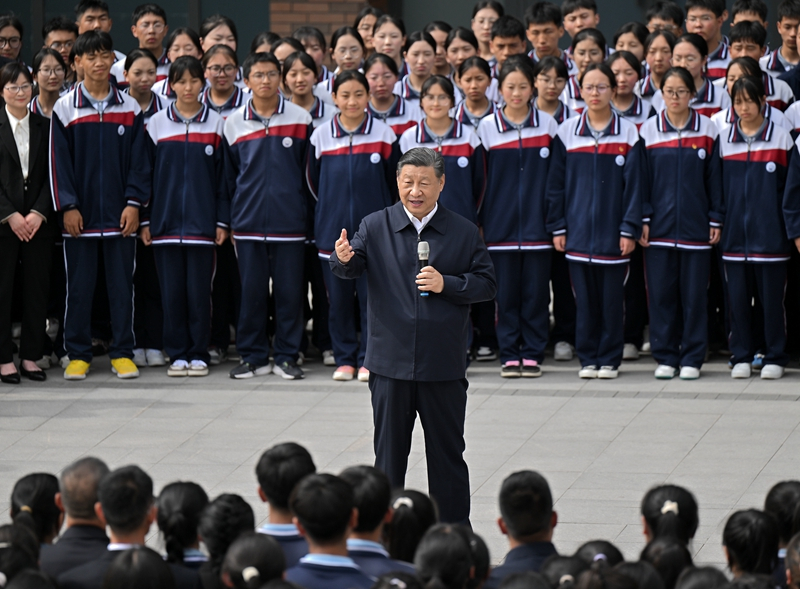 2024年6月18日，習(xí)近平總書記在青海果洛西寧民族中學(xué)考察時，同師生們親切交流。
