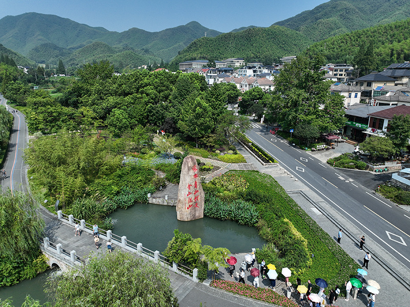 2023年8月11日，游客在浙江安吉余村參觀。