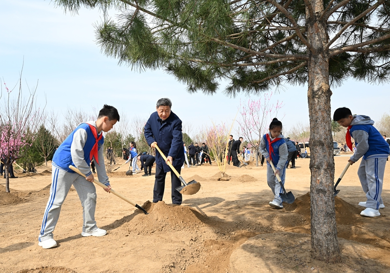 2025年4月3日，習(xí)近平總書(shū)記來(lái)到北京豐臺(tái)區(qū)永定河畔參加首都義務(wù)植樹(shù)活動(dòng)。