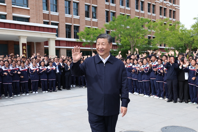 2024年6月18日，習(xí)近平總書記在青海果洛西寧民族中學(xué)考察時，向師生們揮手致意。
