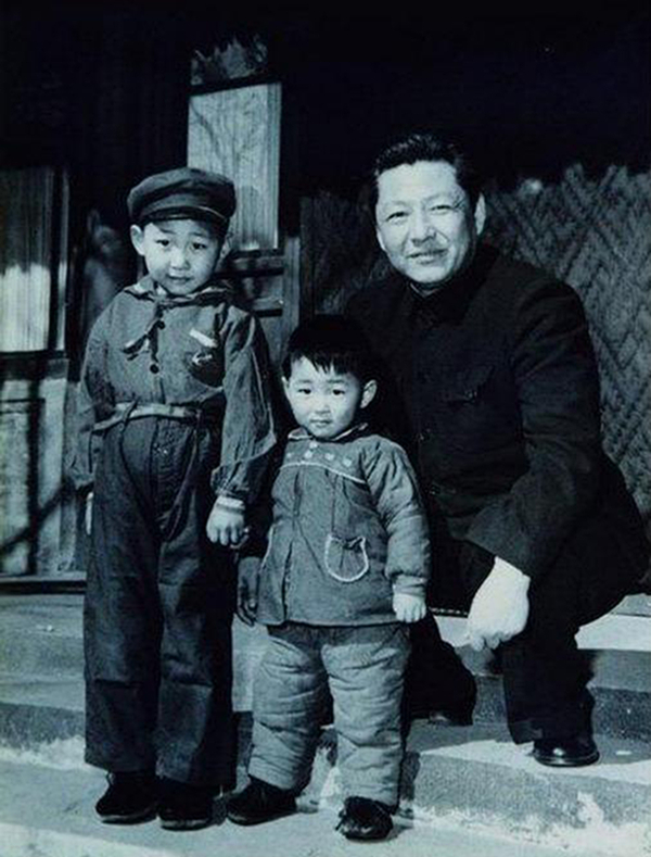 1958年，習(xí)仲勛與兒子習(xí)近平、習(xí)遠(yuǎn)平在一起。