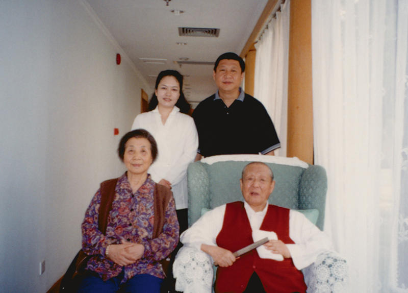 習(xí)近平與夫人彭麗媛同父親習(xí)仲勛、母親齊心的合影。