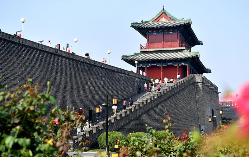 2024年9月16日，游客在河北省石家莊市正定古城游玩。