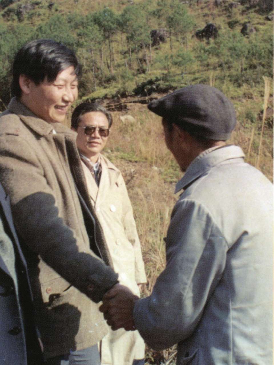 1989年1月，習近平到周寧縣走訪種林專業(yè)戶。（圖源：《習近平在寧德》）