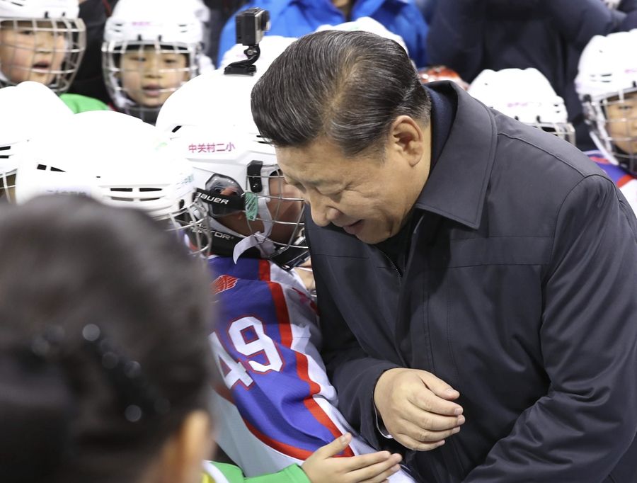 2017年2月24日，習(xí)近平總書記在北京五棵松體育中心考察時同青少年冰球愛好者“撞肩”，表示相互問候。