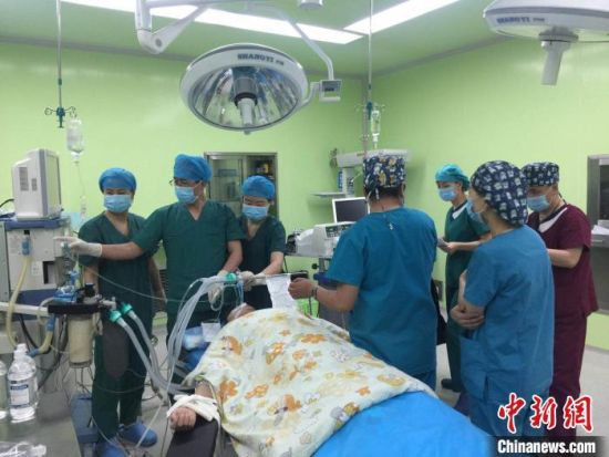 圖為馬少元(左二)為患者做手術(shù)。青海省第四人民醫(yī)院供圖