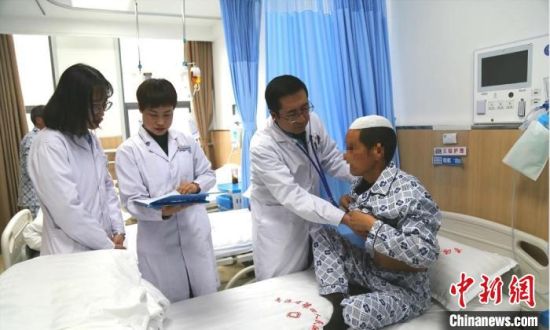 圖為馬少元(右二)為患者做檢查。青海省第四人民醫(yī)院供圖