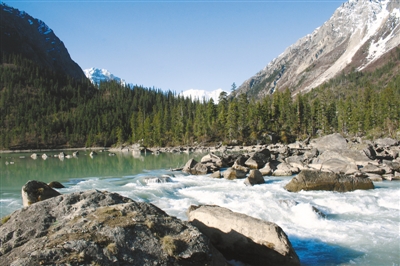 然烏湖美景。圖片由昌都市委宣傳部提供.jpg