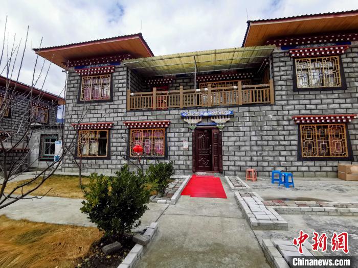圖為林芝米林縣羌納鄉(xiāng)西嘎村村民家家戶戶發(fā)展庭院經(jīng)濟(jì)，院內(nèi)種滿了各種果樹(shù)?！≮w延 攝